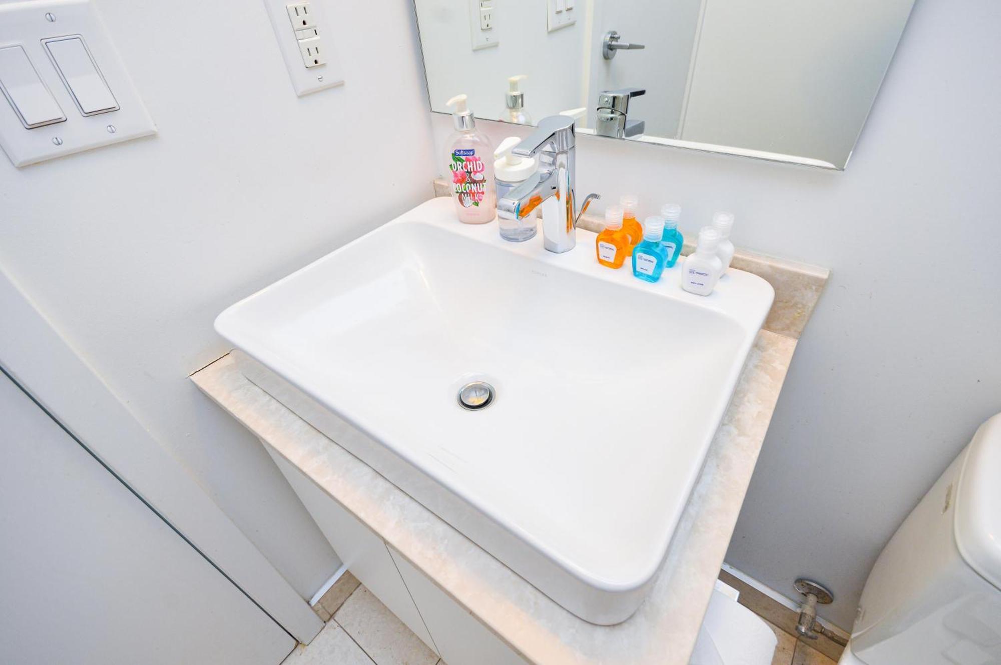Downtown Toronto Condo Near Cn Tower, Scotiabank Arena, Rogers Centre, Union Station Bagian luar foto