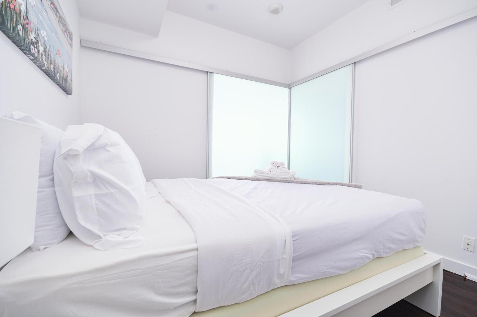 Downtown Toronto Condo Near Cn Tower, Scotiabank Arena, Rogers Centre, Union Station Bagian luar foto