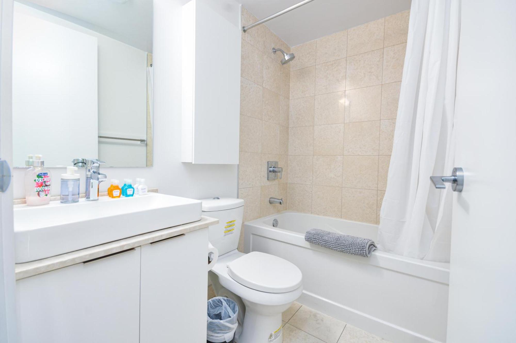 Downtown Toronto Condo Near Cn Tower, Scotiabank Arena, Rogers Centre, Union Station Bagian luar foto